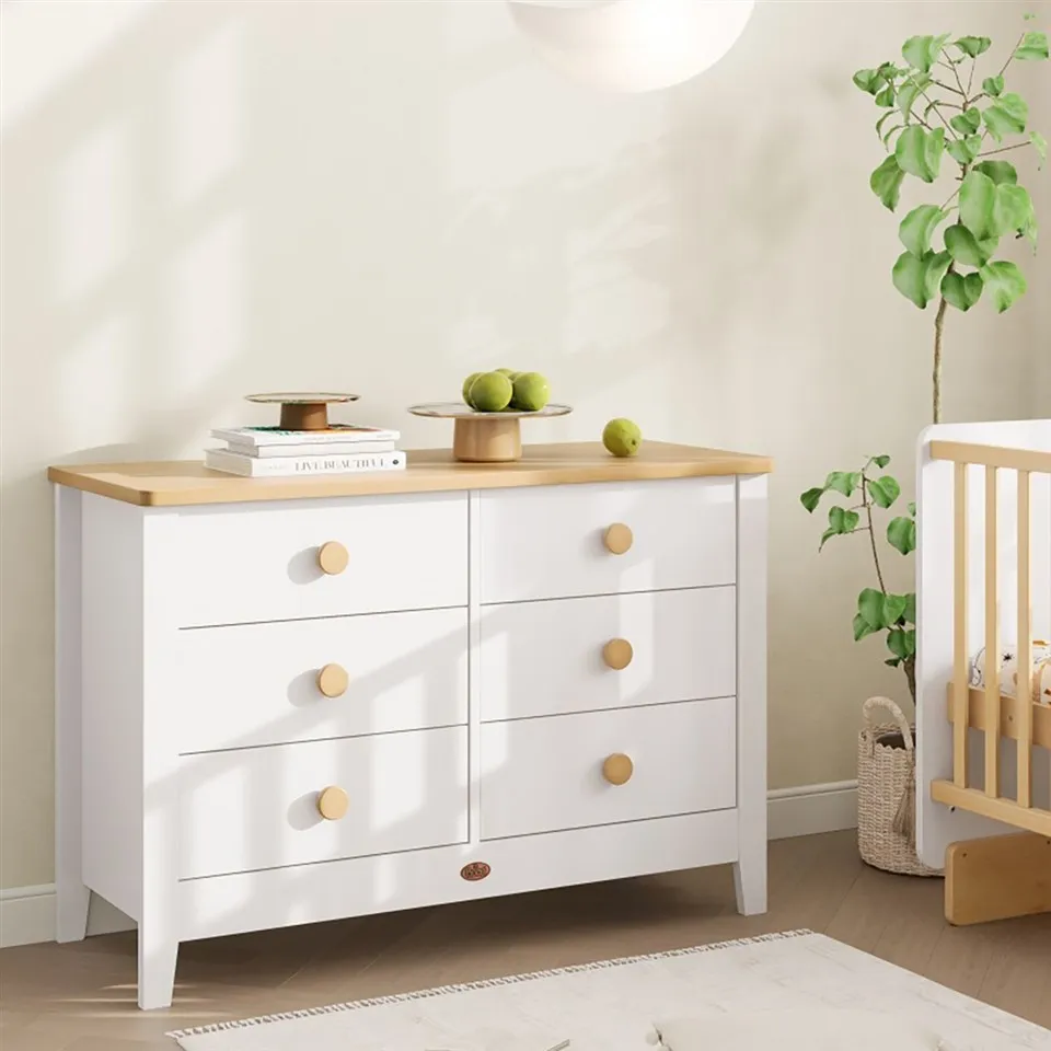 Weiße Kommode und Nachttisch